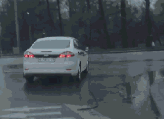 疏忽 | 加完油不看后視鏡，加油站沒了…